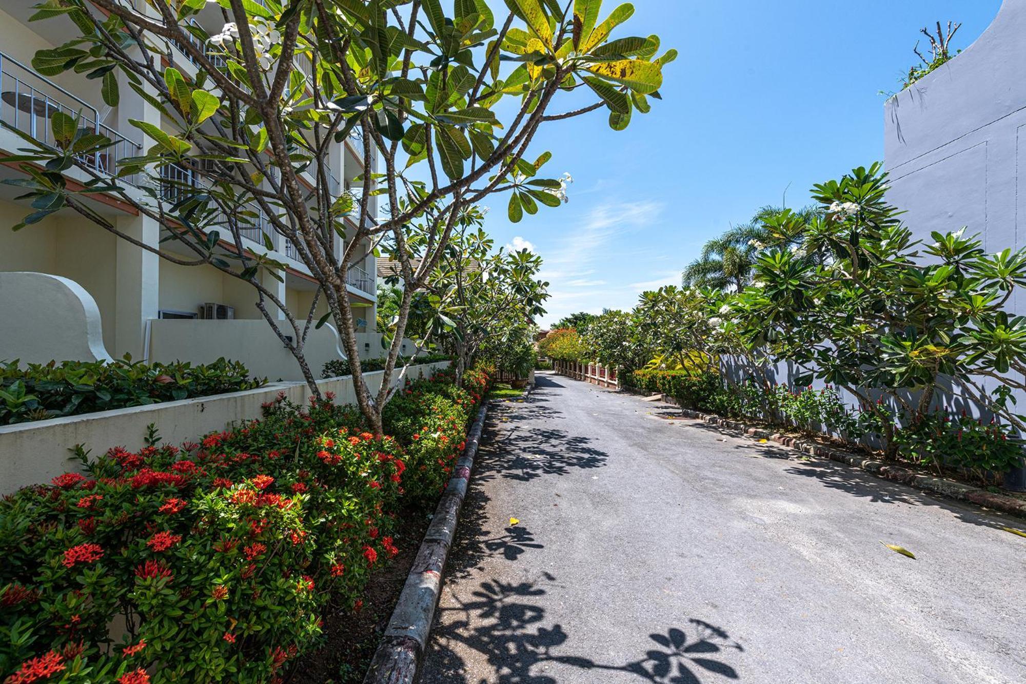 Blue Beach Grand Resort And Spa In Chalong Phuket By Dayuu Ban Saiyuan Eksteriør billede