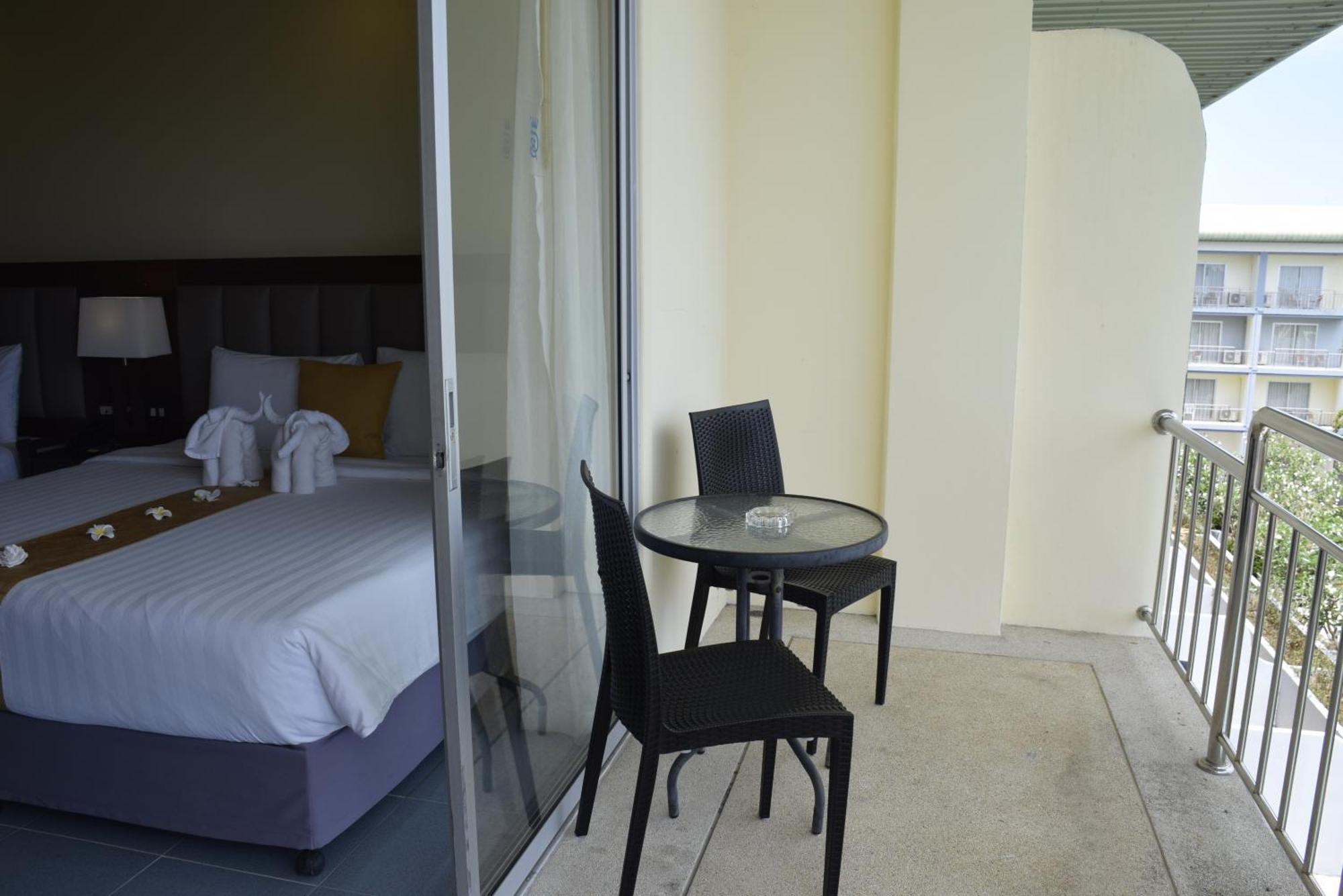 Blue Beach Grand Resort And Spa In Chalong Phuket By Dayuu Ban Saiyuan Eksteriør billede