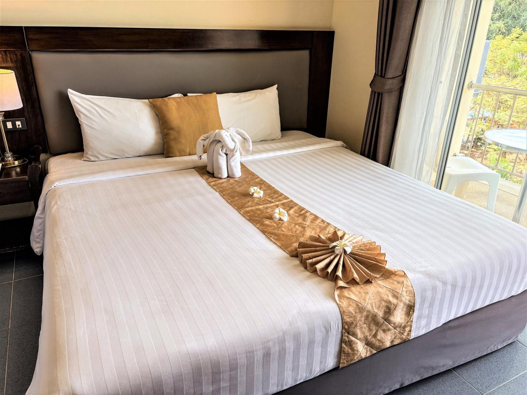 Blue Beach Grand Resort And Spa In Chalong Phuket By Dayuu Ban Saiyuan Eksteriør billede
