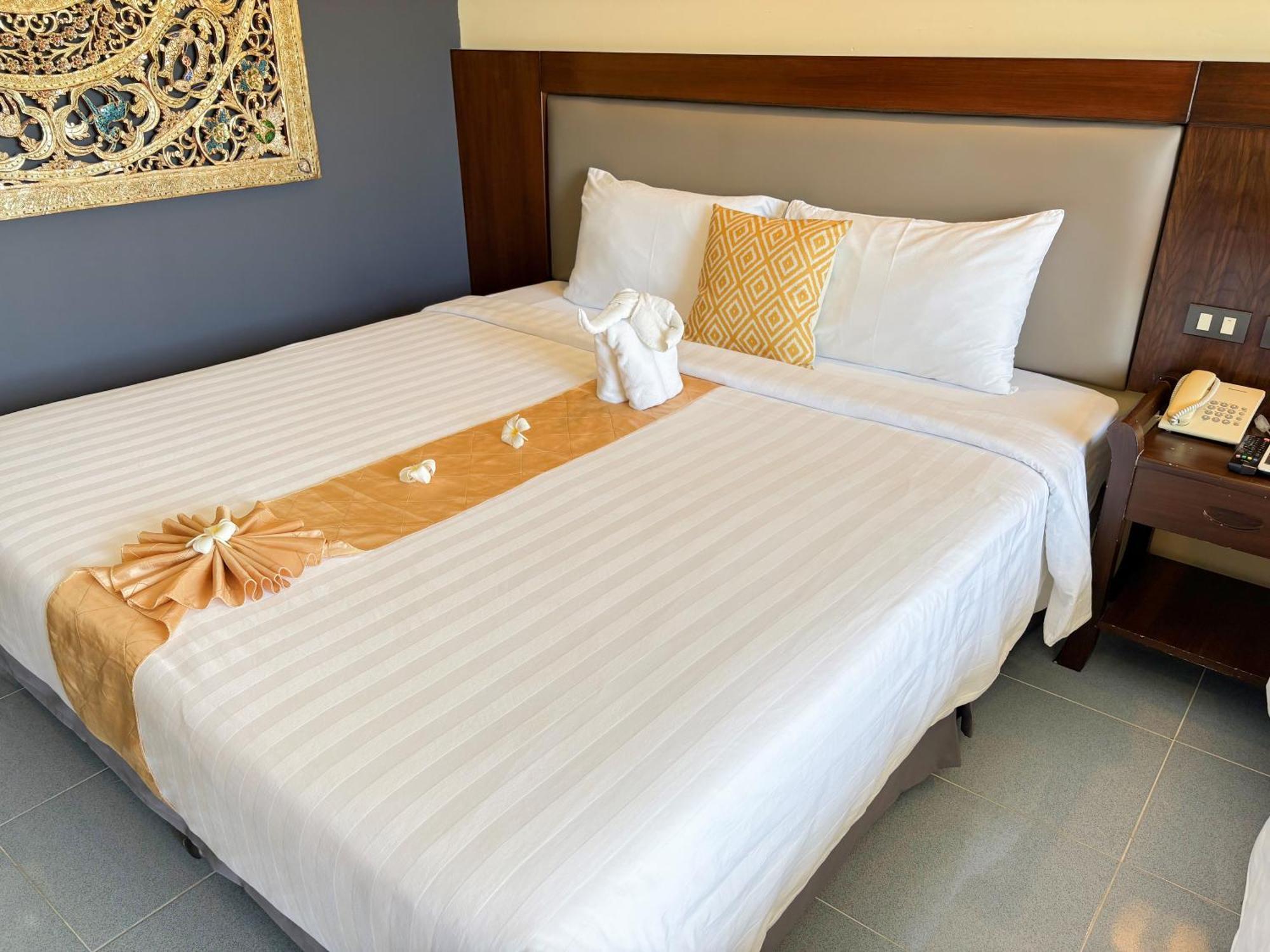 Blue Beach Grand Resort And Spa In Chalong Phuket By Dayuu Ban Saiyuan Eksteriør billede